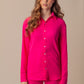 Modelo feminina usando full look rosa Babaloô com camisa manga longa e calça Parioca, vista frontal.