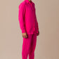 Modelo masculino com full look rosa Babaloô Parioca, camisa manga longa e calça, em pose casual.
