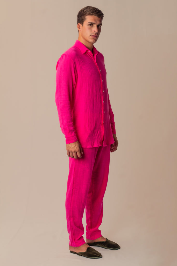 Modelo masculino com full look rosa Babaloô Parioca, camisa manga longa e calça, em pose casual.