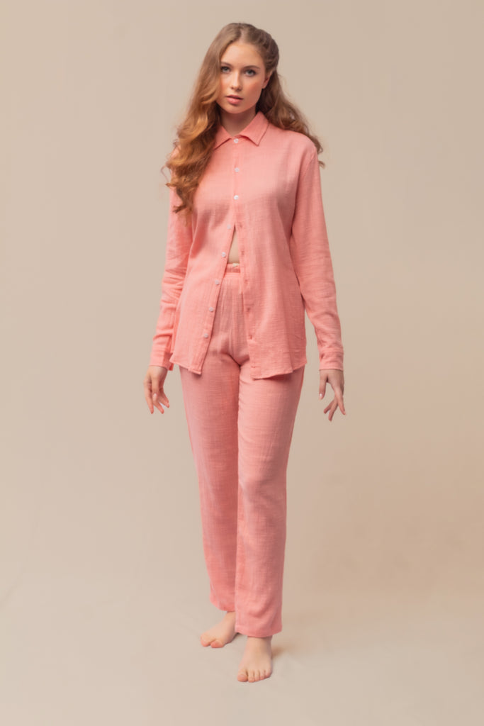 Modelo usando Full Look Rose com camisa e calça, perfeito para eventos formais e casuais.