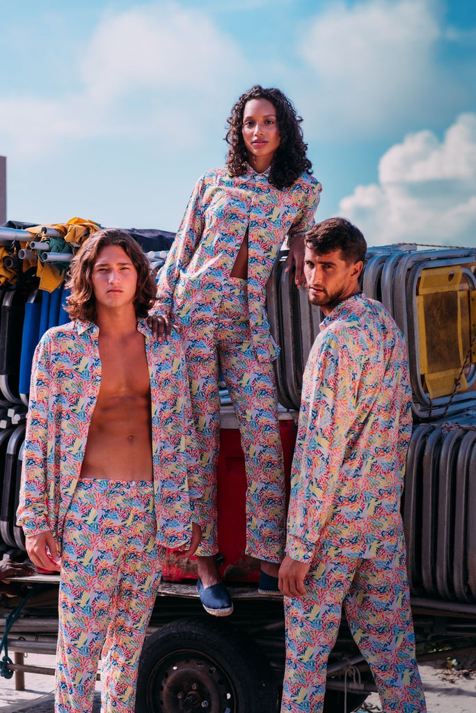 Camisa e calça Full Look Tan-Orexia Rainbow com estampa multicolorida, vista frontal.