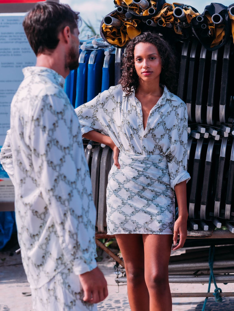 Modelo masculino e feminino usando Full Look Trepadeira da Parioca, com pareô combinando.