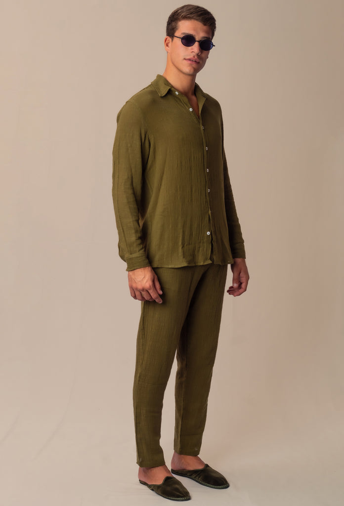 Modelo vestindo Full Look Verde Oliva, camisa de manga longa e calça, em estúdio.