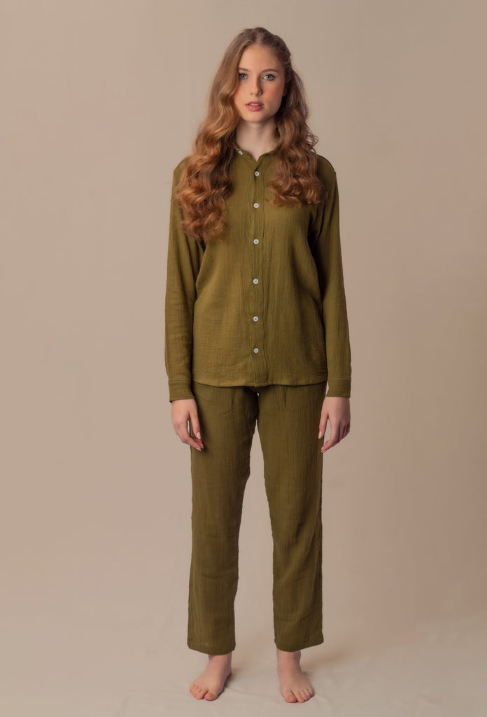 Vista lateral do Full Look Verde Oliva, destacando o corte da camisa e calça.