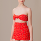 Modelo vestindo pareo Flower Pau-Wer vermelho, estilo anos 60
