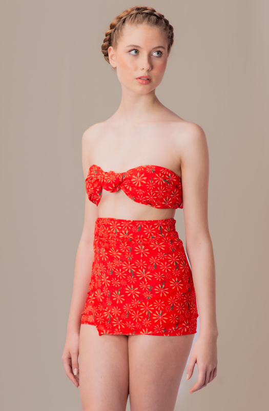 Modelo vestindo pareo Flower Pau-Wer vermelho, estilo anos 60