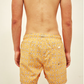 Vista traseira do Shorts Aperitivo Amarelo, destacando o design confortável e funcional.