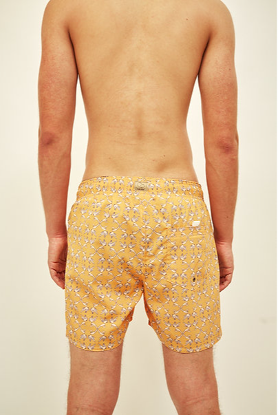 Vista traseira do Shorts Aperitivo Amarelo, destacando o design confortável e funcional.
