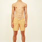 O Shorts Aperitivo Amarelo design leve e confortável. Ele possui uma estampa verde com detalhes dourados, com cordão ajustavel na cor branco.