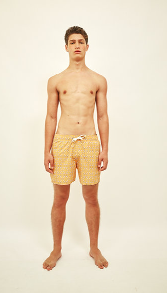 O Shorts Aperitivo Amarelo design leve e confortável. Ele possui uma estampa verde com detalhes dourados, com cordão ajustavel na cor branco.