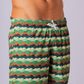 Vista lateral do Shorts Camouflage verde e marrom com modelo, elástico ajustável visível