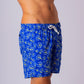 Shorts Flower Pau-Wer Blue apresentando estampado azul detalhado amarelo e branco com design confortável e leve. Ele possui cordão ajustavel, distribuídos uniformemente sobre um fundo claro.
