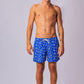 Modelo vestindo Shorts Flower Pau-Wer Azul, com estampa floral e ajuste confortável.