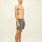 Shorts estampado e vivo com cores vibrantres. Com cordão ajustavel na cintura na cor branca