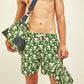 Modelo com Shorts Happy Oyster Verde/Branco e bolsa combinando, destacando versatilidade