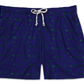Shorts Something Fishy Azul Marinho com estampa de peixes verdes, material tecnológico, vista frontal.