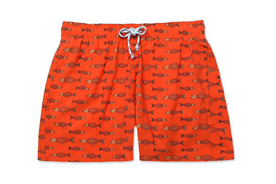 Shorts Something Fishy Laranja e Amarelo com estampa de peixes, material tecnológico, vista frontal.