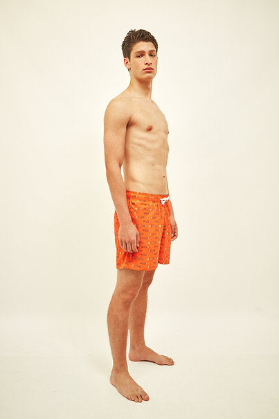 Modelo vestindo Shorts Something Fishy Laranja e Amarelo, destacando ajuste confortável e estampa vibrante.