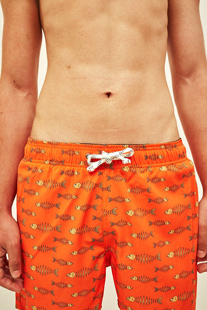 Vista frontal do modelo com Shorts Something Fishy Laranja e Amarelo, com ajuste firme e estampa divertida.