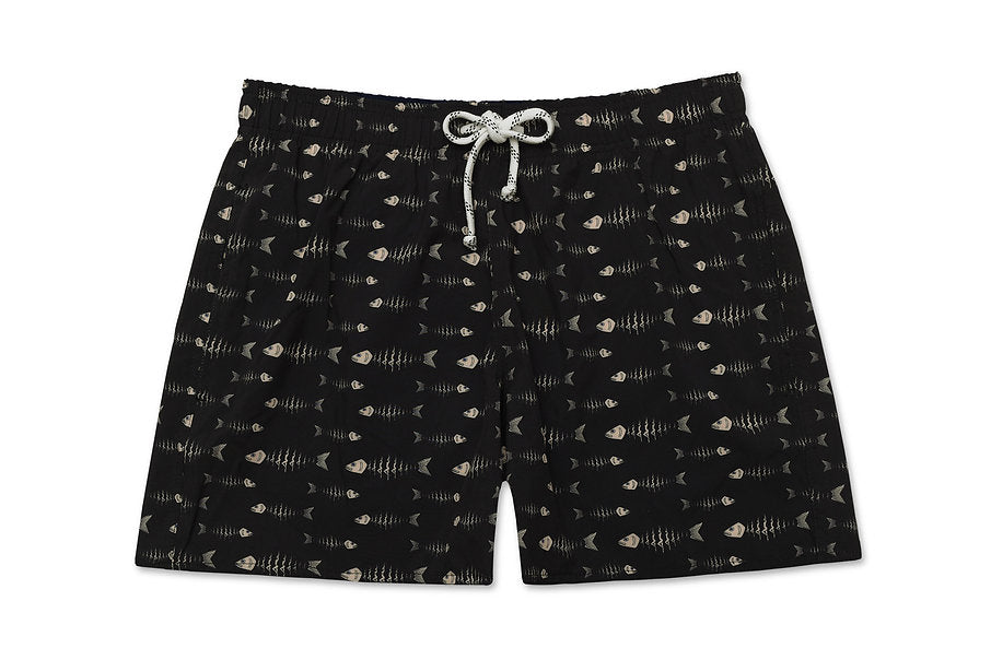 Shorts Something Fishy Preto e Branco com estampa minimalista de peixes, material tecnológico, vista frontal.