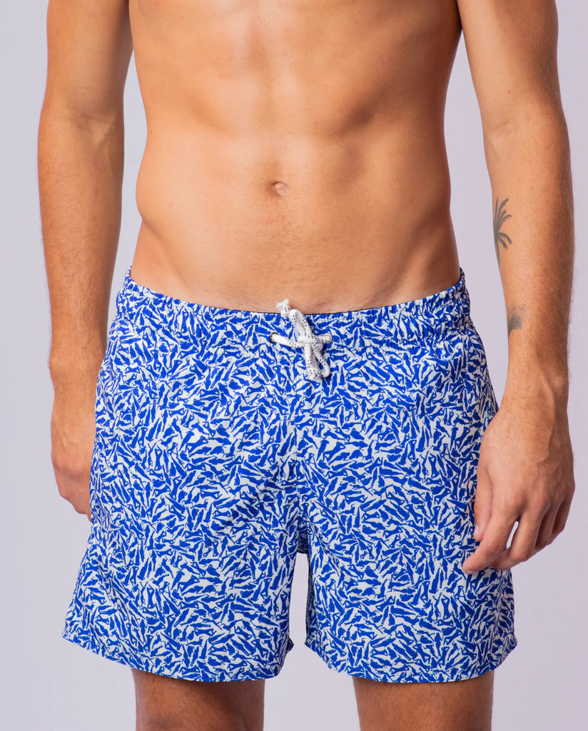 Modelo vestindo Shorts Tan-Orexia Azul, destacando ajuste confortável e estampa vibrante, vista frontal.
