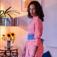 Modelo em ambiente interno com Full Look Tan-Orexia Vermelho.