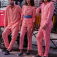 Modelos usando Full Look Tan-Orexia Vermelho com camisa e calça, vista frontal.
