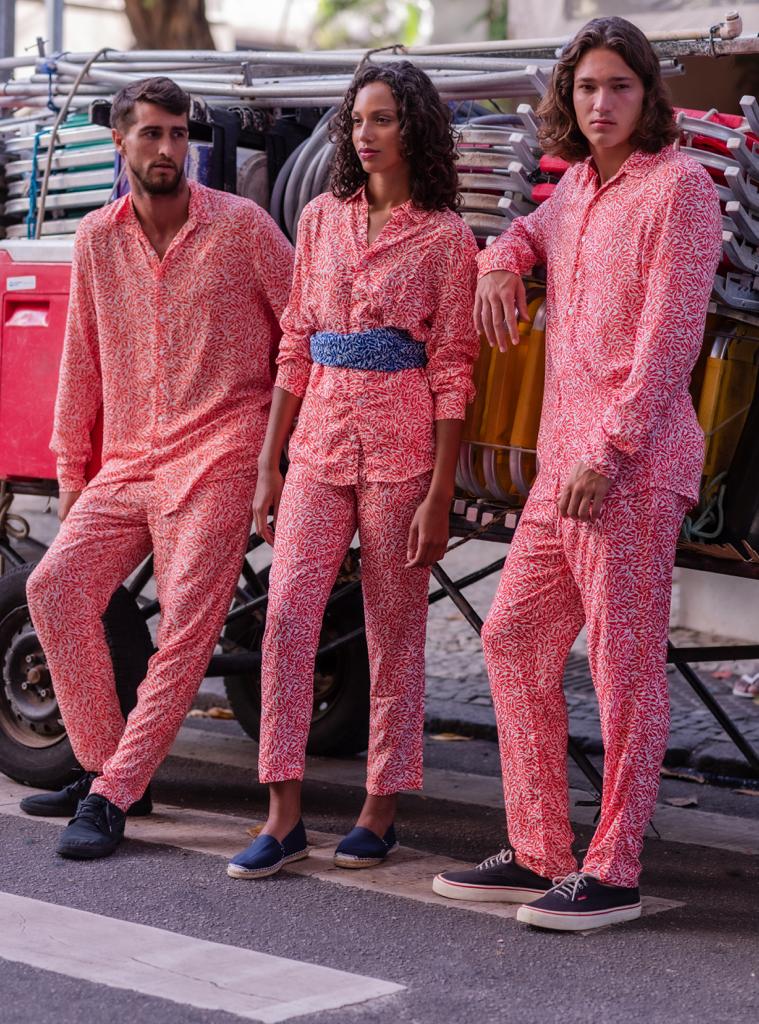Modelos usando Full Look Tan-Orexia Vermelho com camisa e calça, vista frontal.